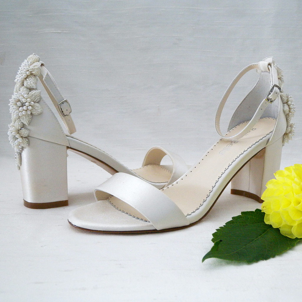 Modest / Simple White Pearl Lace Flower Bow Wedding Shoes 2024 4 cm Block  Heels Pointed Toe Wedding Pumps High Heels