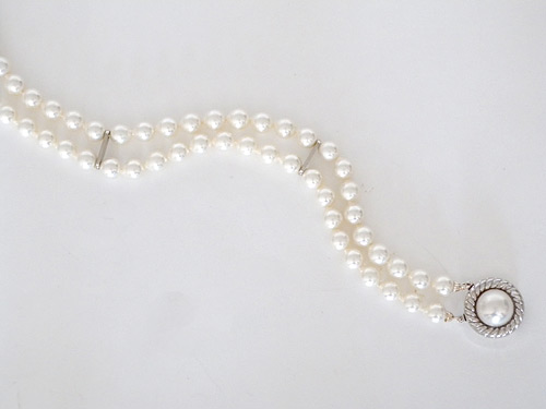 Vintage Bracelet Faux Pearl gold clasp with large center faux pearl double  strand heavy weight beautiful luster – Carol's True Vintage and Antiques